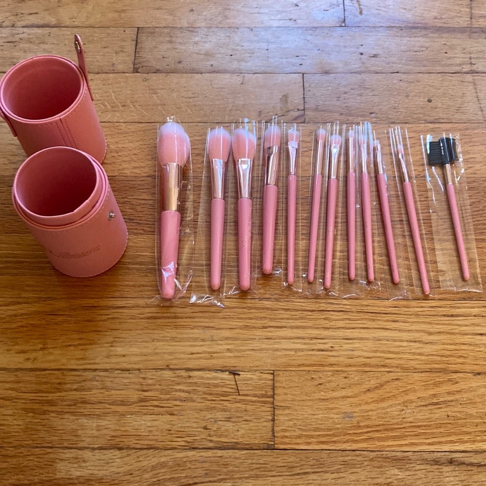 NIB PUR Cosmetics 12 Piece Brush Set with Travel Cup
